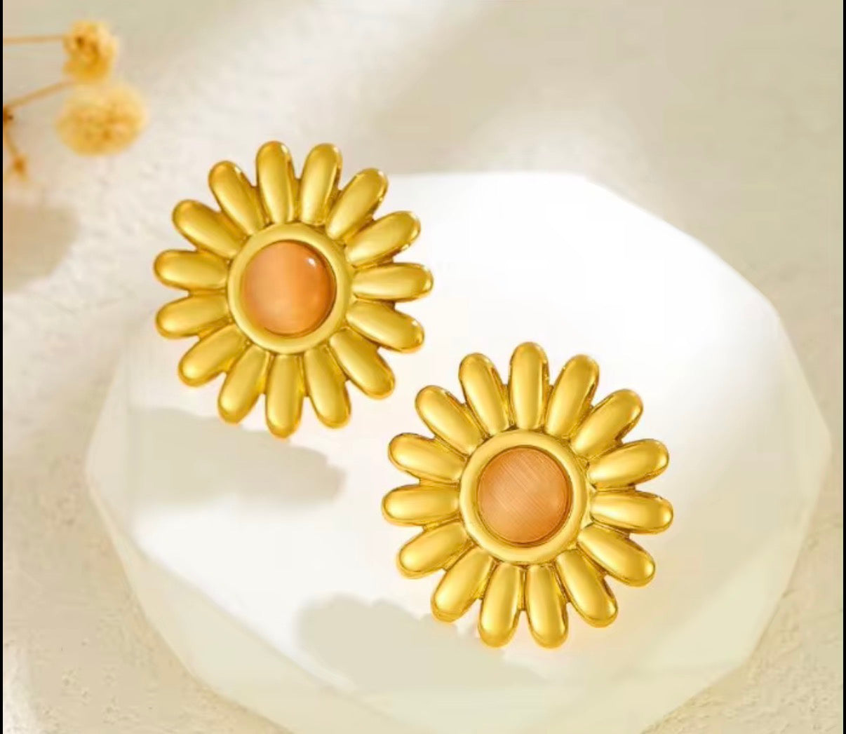 Daisy Peach Cat's Eye Studs