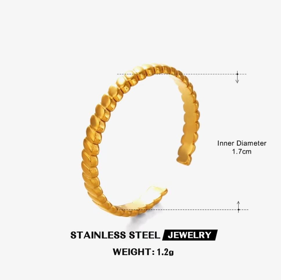 Twisted Rope Croissant Ring — Gold
