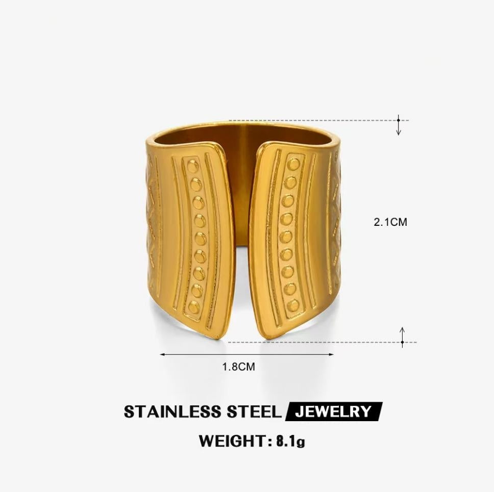 Etched Tribal Shield Ring — Gold