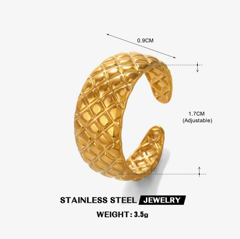 Quilted Lattice Dome Ring — Gold